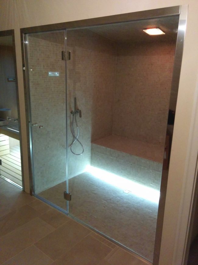 Bagno turco con panca strip led