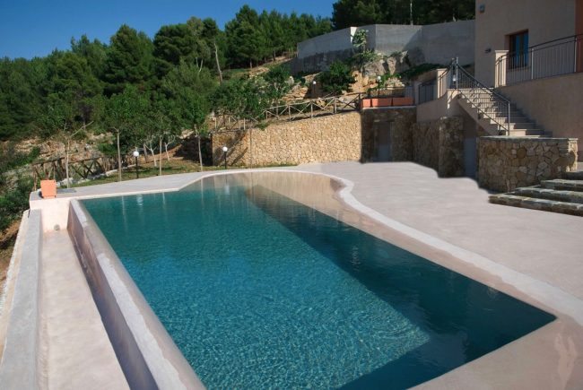 Piscina con bordo a cascata per agriturismo