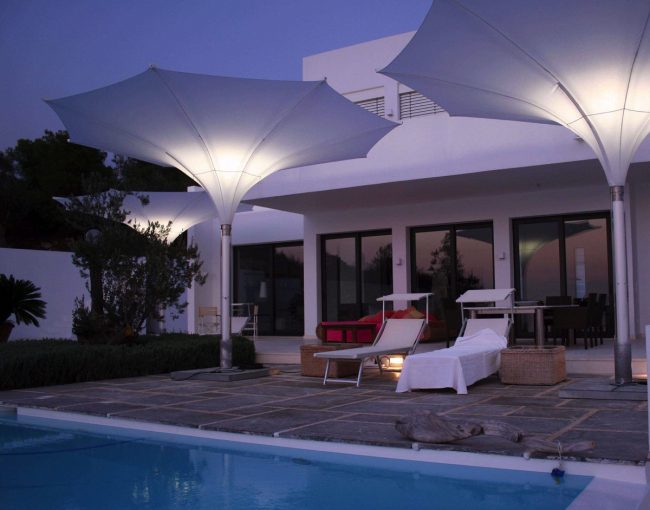 Arredo per esterno con ombrelloni