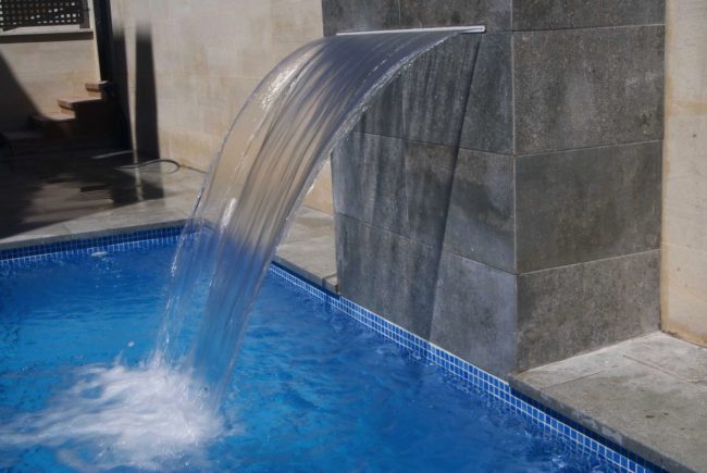 Cascata a muro per piscina