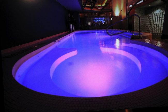 Illuminazione colorata per piscina interna