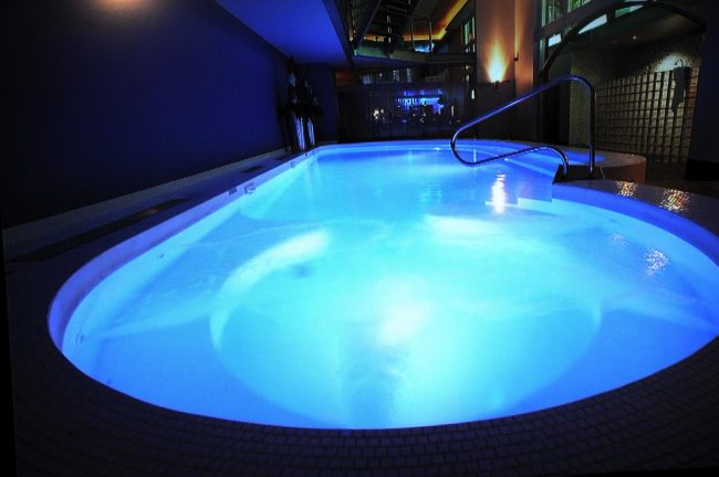 Illuminazione per piscina interna