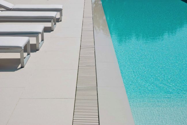Piscina con bordo a sfioro in gres