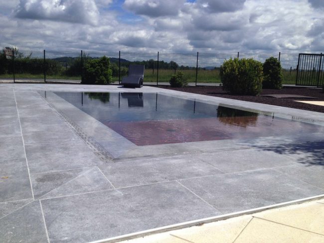 Piscina con bordo a sfioro in gres