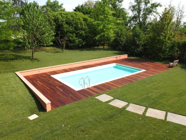 Piscina classica con muretto di contenimento terreno