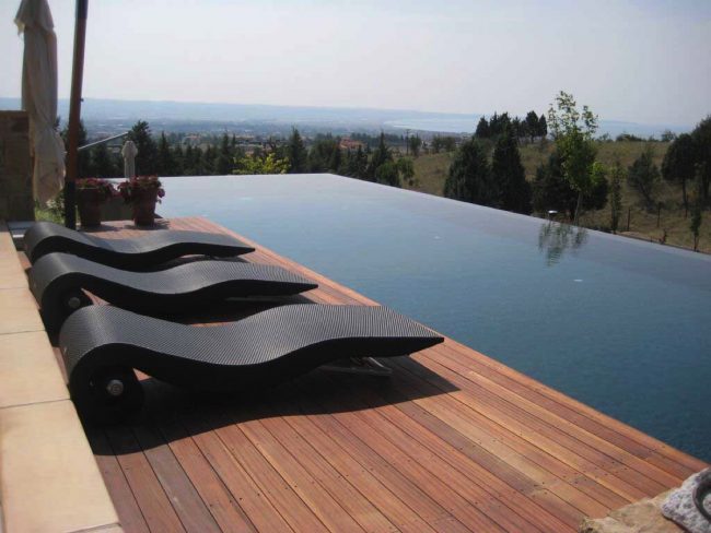 Piscina con 2 lati Infinity e spiaggetta in legno