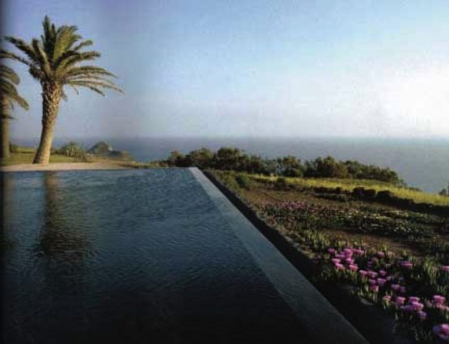 Piscina con bordo a cascata