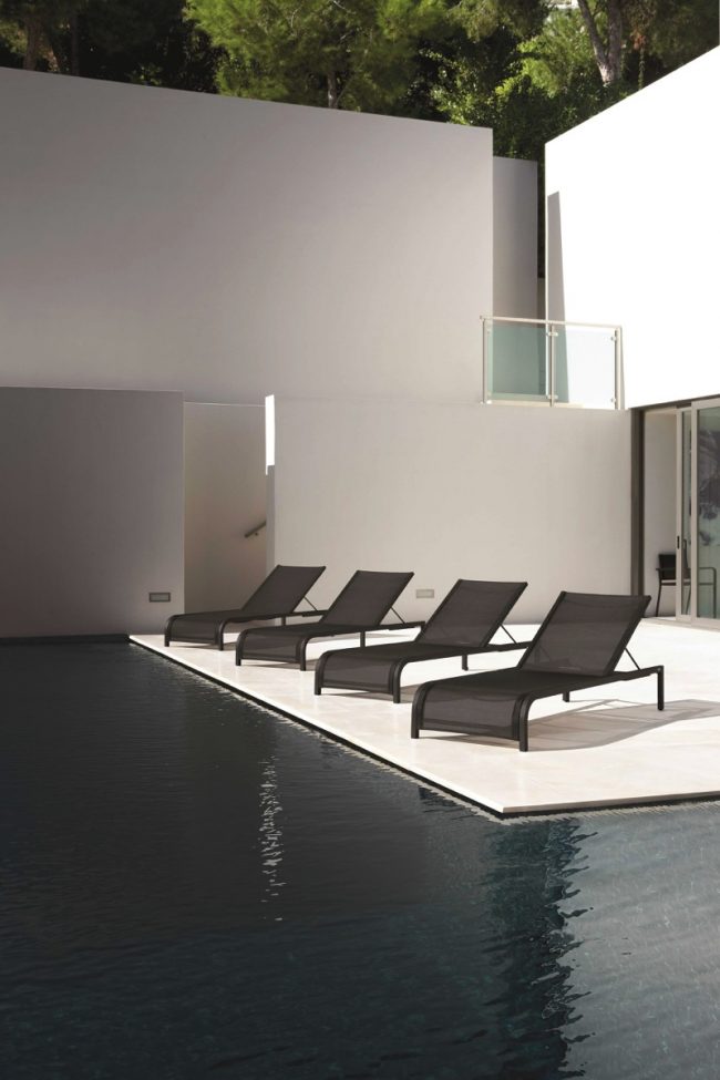 Piscina con bordo laguna