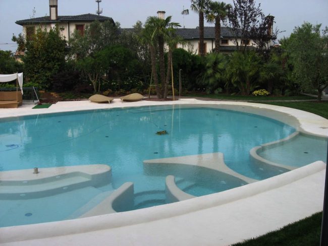 Piscina forma libera