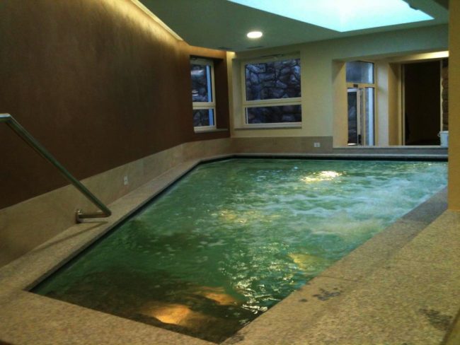 Piscina forma libera coperta