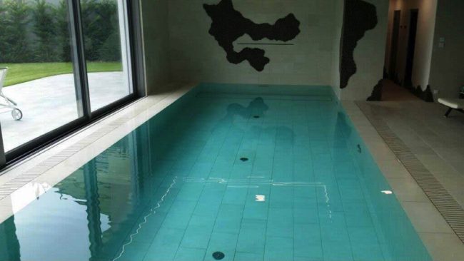 Piscina interna con bordo a sfioro