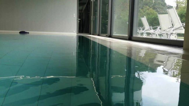 Piscina interna con bordo a sfioro
