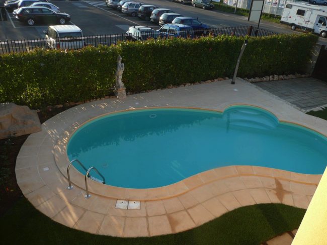 Piscina Portofino con bordo in pietra Rosalind