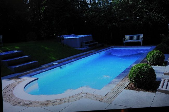 Piscina Relax con bordo in pietra naturale