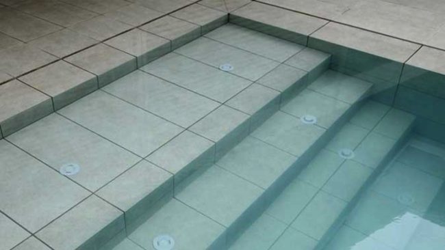 Scala piscina con idrogetti dal fondo o blowers