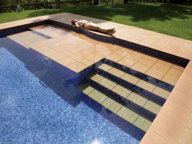 Scala piscina con spiaggetta prendisole e nuoto contro corrente