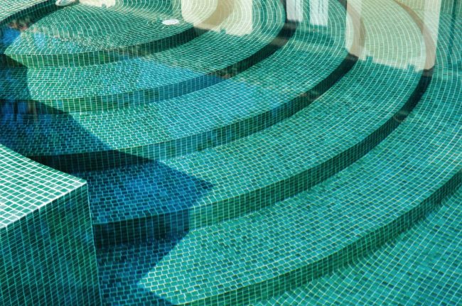 Scala per piscina con mosaico