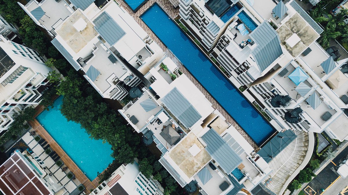 piscina-condominiale-1-1201×675 Le piscine condominiali rappresentano un vero e proprio valore per un condominio, poiché offrono un'oasi di svago e relax per i residenti ma non solo… aumentano anche il valore degli immobili e creano uno spazio perfetto per socializzare e godere di momenti di puro piacere proprio sotto casa, nella sicurezza e privacy delle proprie mura domestiche.