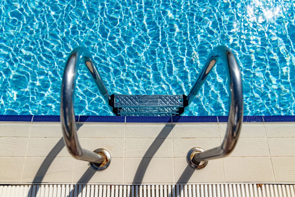 Nel percorso di manutenzione della piscina, la disinfezione dell’acqua è un passaggio fondamentale. Devi sapere che, nonostante il suo aspetto limpido e cristallino, l’acqua è facilmente soggetta a forme di contaminazione dovute a grandi quantità di batteri, microorganismi, germi patogeni che vengono immessi quotidianamente in vasca per diversi fattori.