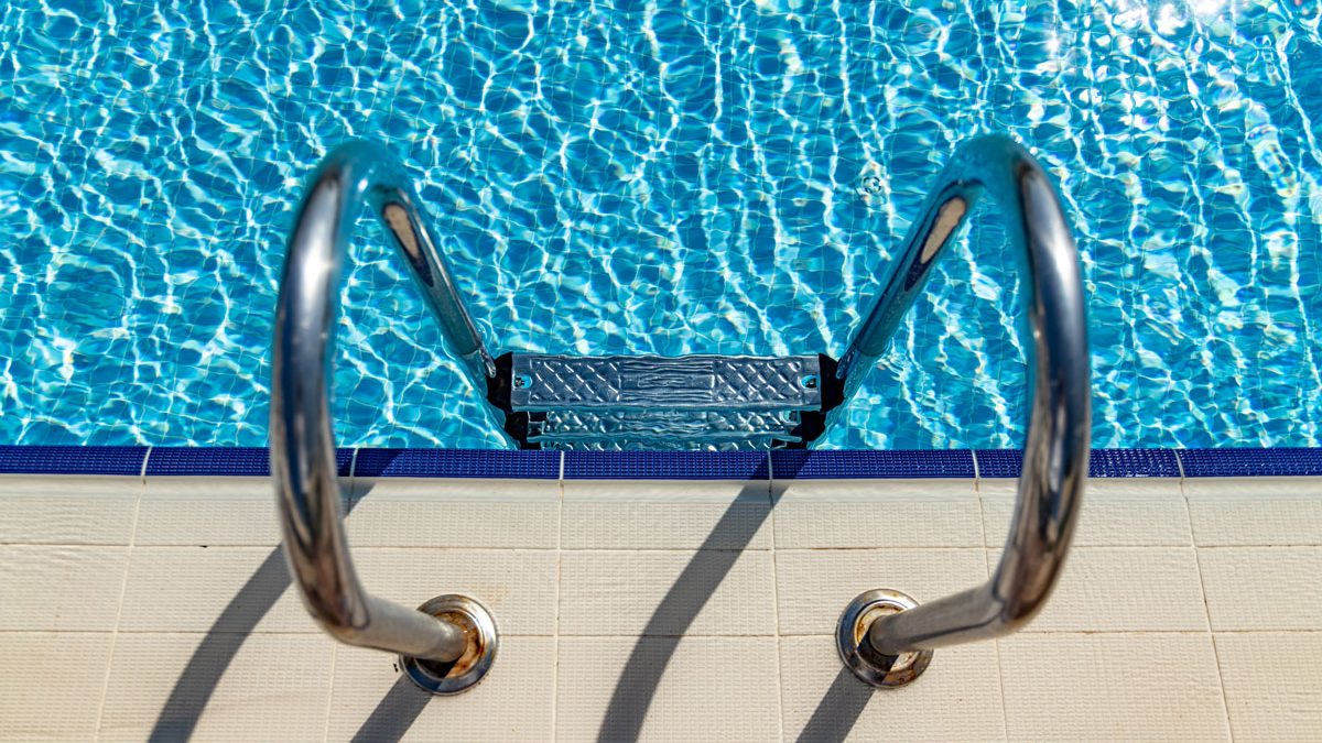 Nel percorso di manutenzione della piscina, la disinfezione dell’acqua è un passaggio fondamentale. Devi sapere che, nonostante il suo aspetto limpido e cristallino, l’acqua è facilmente soggetta a forme di contaminazione dovute a grandi quantità di batteri, microorganismi, germi patogeni che vengono immessi quotidianamente in vasca per diversi fattori.