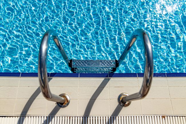 Nel percorso di manutenzione della piscina, la disinfezione dell’acqua è un passaggio fondamentale. Devi sapere che, nonostante il suo aspetto limpido e cristallino, l’acqua è facilmente soggetta a forme di contaminazione dovute a grandi quantità di batteri, microorganismi, germi patogeni che vengono immessi quotidianamente in vasca per diversi fattori.