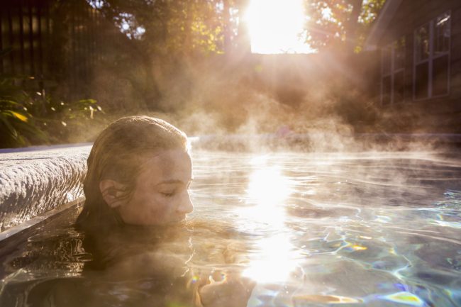 Spesso associamo l'uso della piscina all'estate e alle giornate calde, ma con la giusta preparazione e attenzione ai dettagli, è possibile sfruttare la propria piscina di casa anche durante l'inverno. L'esperienza di un tuffo nell’acqua calda mentre fuori è freddo e nevica può essere straordinaria e rilassante, oseremmo dire impagabile