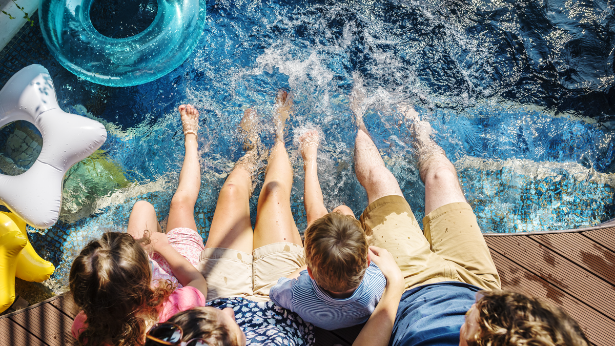 L'innovazione tecnologica sta trasformando radicalmente il mondo delle piscine e delle spa, portando a una rivoluzione non solo in relazione ai prodotti e ai servizi offerti ma anche nell'esperienza complessiva e nelle aspettative di chi ne usufruisce. Questa evoluzione, guidata da una crescente domanda di soluzioni sostenibili, efficienti e personalizzate, riflette un cambiamento significativo nel modo in cui concepiamo e utilizziamo tali luoghi di benessere. 